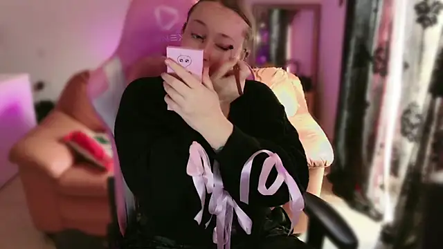 Snapshot of kisicaxx chatting on 13, 2, 2025 kisicaxx online show from 13, 2, 2025