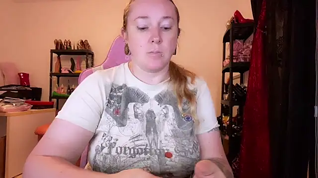 Snapshot of kisicaxx chatting on 29, 10, 2025 kisicaxx online show from 29, 10, 2025