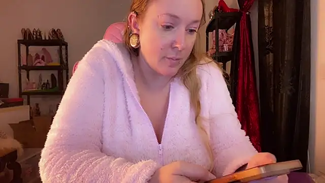 Snapshot of kisicaxx chatting on 13, 11, 2025 kisicaxx online show from 13, 11, 2025