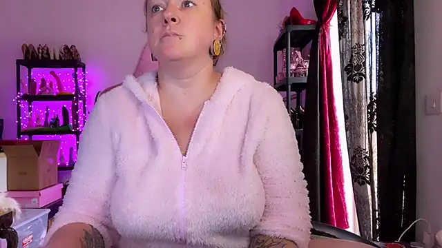 Snapshot of kisicaxx chatting on 17, 11, 2025 kisicaxx online show from 17, 11, 2025