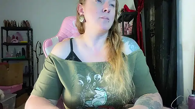 Snapshot of kisicaxx chatting on 18, 11, 2025 kisicaxx online show from 18, 11, 2025