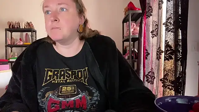 Snapshot of kisicaxx chatting on 12, 4, 2026 kisicaxx online show from 12, 4, 2026