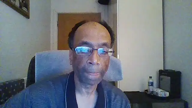 Snapshot of rauncher1 chatting on 13, 10, 2025 rauncher1 online show from 13, 10, 2025