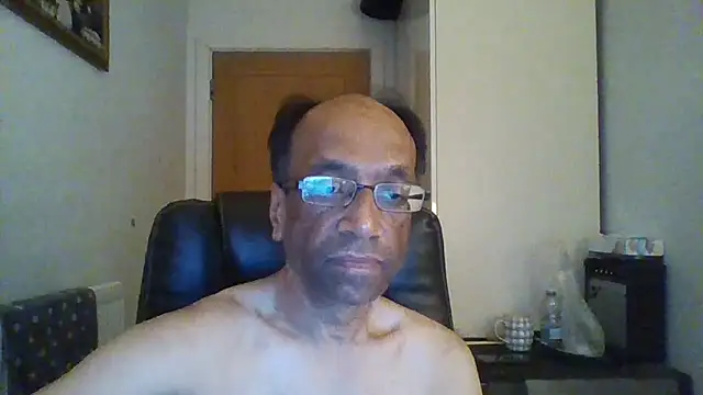 Snapshot of rauncher1 chatting on 28, 10, 2025 rauncher1 online show from 28, 10, 2025