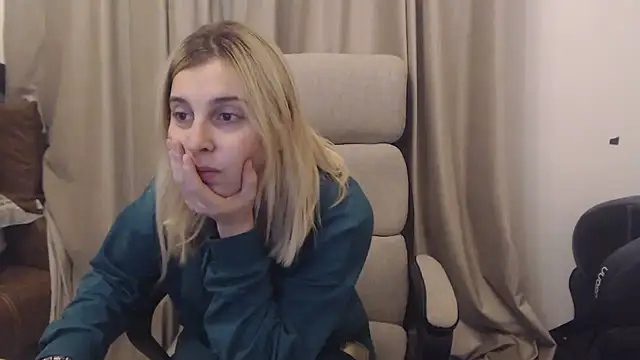 Snapshot of Aliss_Hottie chatting on 4, 11, 2025 Aliss Hottie online show from 4, 11, 2025