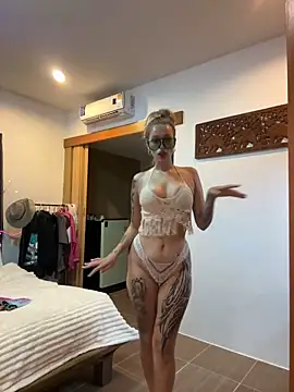 Snapshot of MonicaMilz chatting on 4, 2, 2025 MonicaMilz online show from 4, 2, 2025