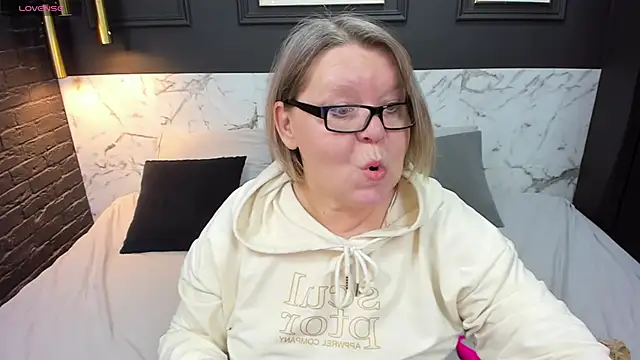 Snapshot of Shannonshine chatting on 6, 3, 2025 Shannonshine online show from 6, 3, 2025