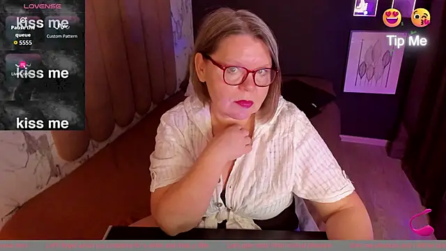 Snapshot of Shannonshine chatting on 11, 10, 2025 Shannonshine online show from 11, 10, 2025