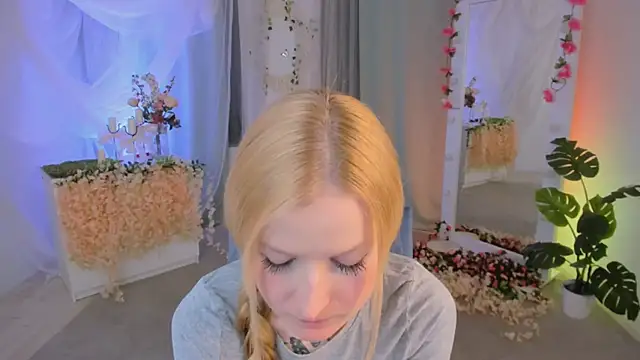 Snapshot of Laly_Peach chatting on 10, 2, 2025 Laly Peach online show from 10, 2, 2025