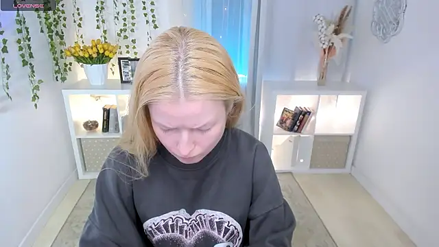 Snapshot of Laly_Peach chatting on 21, 3, 2026 Laly Peach online show from 21, 3, 2026