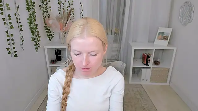 Laly Peach online show from 24, 7, 2026