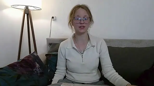 Snapshot of little-leni chatting on 8, 4, 2026 little-leni online show from 8, 4, 2026
