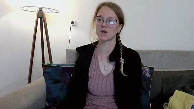 Snapshot of little-leni chatting on 11, 4, 2026 little-leni online show from 11, 4, 2026