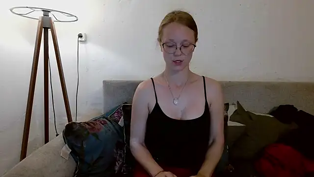 Snapshot of little-leni chatting on 25, 4, 2026 little-leni online show from 25, 4, 2026