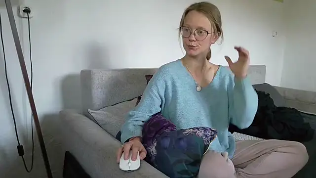 Snapshot of little-leni chatting on 28, 4, 2026 little-leni online show from 28, 4, 2026