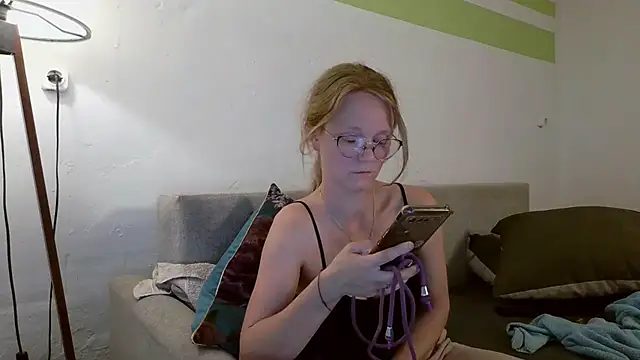 Snapshot of little-leni chatting on 28, 4, 2026 little-leni online show from 28, 4, 2026