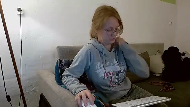 Snapshot of little-leni chatting on 2, 5, 2026 little-leni online show from 2, 5, 2026