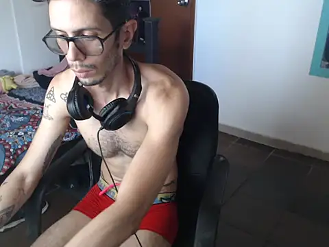 Snapshot of alisterxxx chatting on 7, 7, 2026 alisterxxx online show from 7, 7, 2026
