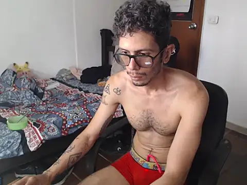 Snapshot of alisterxxx chatting on 8, 7, 2026 alisterxxx online show from 8, 7, 2026