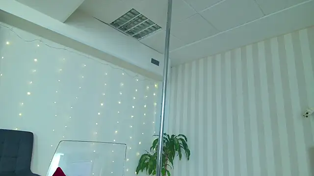 Snapshot of girl_nextd00r chatting on 7, 2, 2025 girl nextd00r online show from 7, 2, 2025