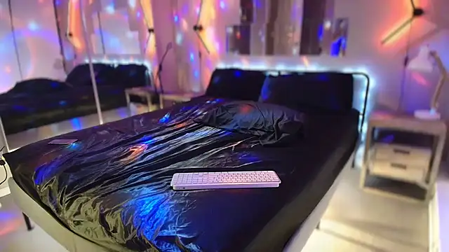 Snapshot of MikyFoxx chatting on 20, 12, 2025 MikyFoxx online show from 20, 12, 2025