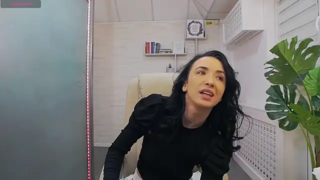 Snapshot of GlamKate chatting on 2, 3, 2025 GlamKate online show from 2, 3, 2025