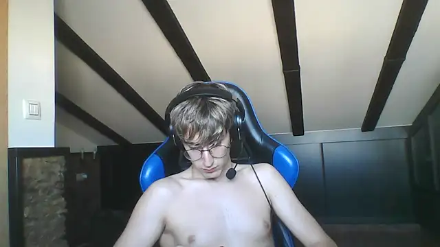 Snapshot of Troycm chatting on 22, 4, 2026 Troycm online show from 22, 4, 2026