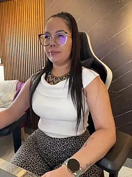 KellyBrooklyn  online show from 13, 4, 2026