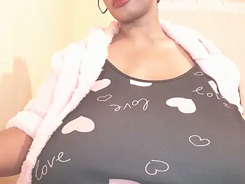 Snapshot of MissTits chatting on 28, 4, 2026 MissTits online show from 28, 4, 2026