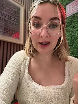 Snapshot of The_Snowwhitee chatting on 1, 1, 2025 The Snowwhitee online show from 1, 1, 2025