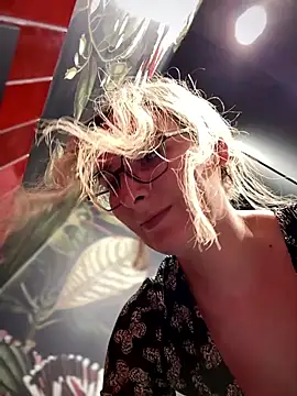 Snapshot of The_Snowwhitee chatting on 5, 1, 2025 The Snowwhitee online show from 5, 1, 2025