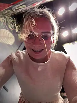 Snapshot of The_Snowwhitee chatting on 10, 1, 2025 The Snowwhitee online show from 10, 1, 2025