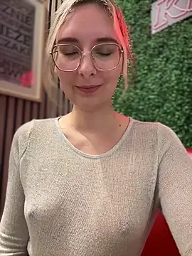 Snapshot of The_Snowwhitee chatting on 15, 2, 2025 The Snowwhitee online show from 15, 2, 2025