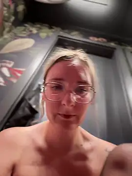 Snapshot of The_Snowwhitee chatting on 18, 2, 2025 The Snowwhitee online show from 18, 2, 2025