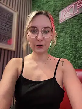 Snapshot of The_Snowwhitee chatting on 22, 2, 2025 The Snowwhitee online show from 22, 2, 2025