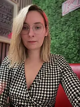 Snapshot of The_Snowwhitee chatting on 17, 3, 2025 The Snowwhitee online show from 17, 3, 2025