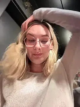 Snapshot of The_Snowwhitee chatting on 19, 3, 2025 The Snowwhitee online show from 19, 3, 2025