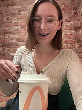 Snapshot of The_Snowwhitee chatting on 22, 11, 2025 The Snowwhitee online show from 22, 11, 2025