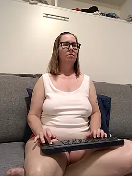 Snapshot of SweetandNaughty1 chatting on 6, 5, 2026 SweetandNaughty1 online show from 6, 5, 2026