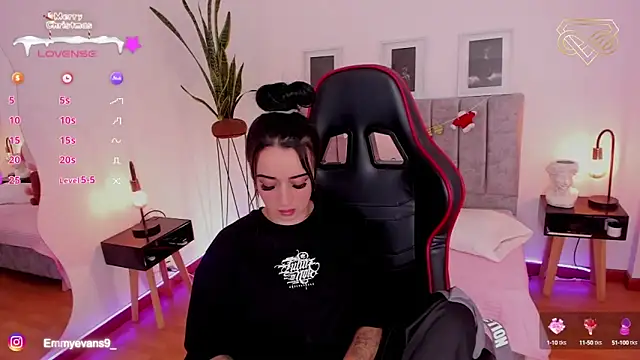 Snapshot of EmmyEvans1 chatting on 18, 12, 2024 EmmyEvans1 online show from 18, 12, 2024