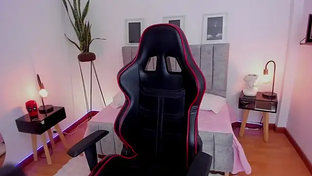 Snapshot of EmmyEvans1 chatting on 8, 1, 2025 EmmyEvans1 online show from 8, 1, 2025