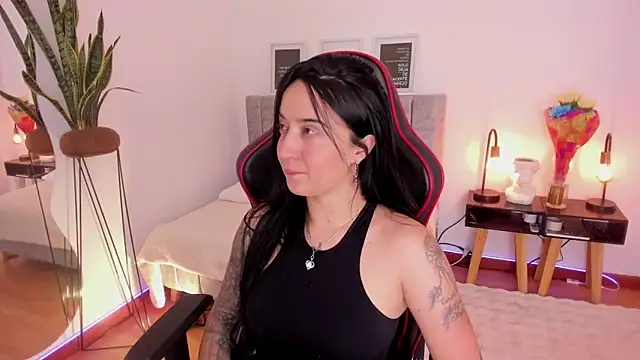 Snapshot of EmmyEvans1 chatting on 28, 2, 2025 EmmyEvans1 online show from 28, 2, 2025