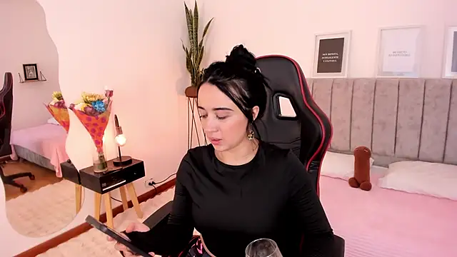 Snapshot of EmmyEvans1 chatting on 12, 3, 2025 EmmyEvans1 online show from 12, 3, 2025