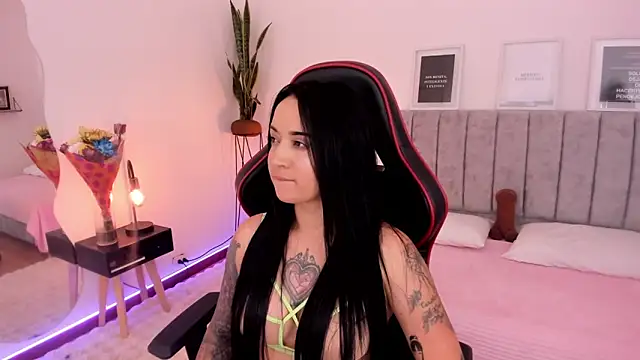 Snapshot of EmmyEvans1 chatting on 12, 3, 2025 EmmyEvans1 online show from 12, 3, 2025