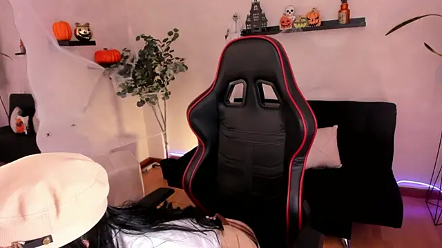 Snapshot of EmmyEvans1 chatting on 8, 10, 2025 EmmyEvans1 online show from 8, 10, 2025