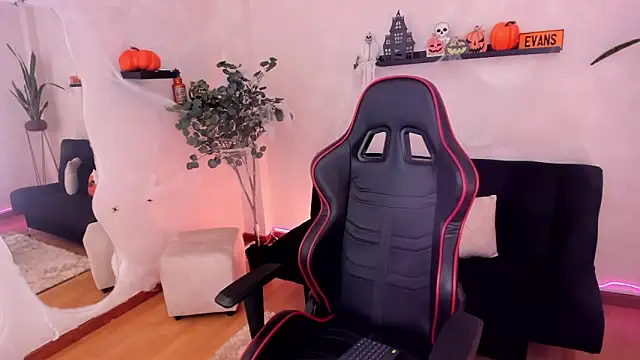 Snapshot of EmmyEvans1 chatting on 28, 10, 2025 EmmyEvans1 online show from 28, 10, 2025