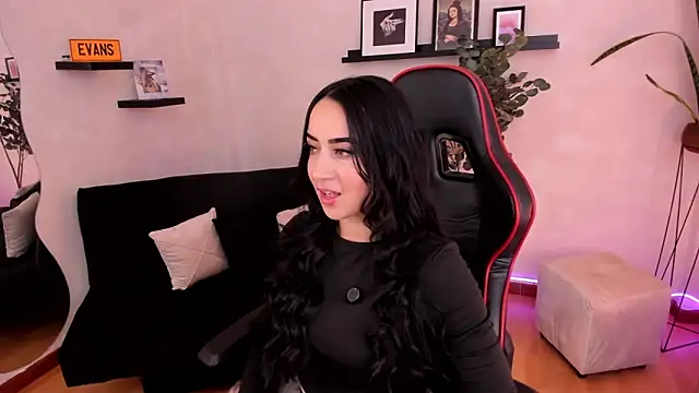 Snapshot of EmmyEvans1 chatting on 8, 11, 2025 EmmyEvans1 online show from 8, 11, 2025