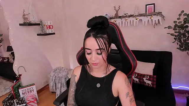 Snapshot of EmmyEvans1 chatting on 12, 11, 2025 EmmyEvans1 online show from 12, 11, 2025