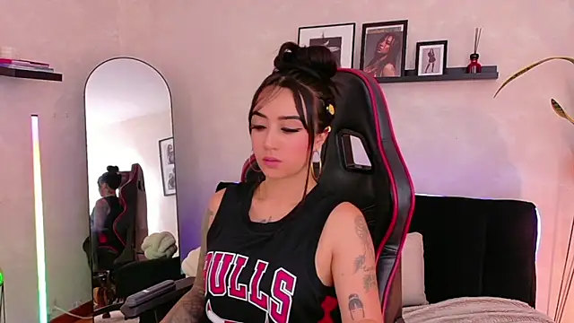 Snapshot of EmmyEvans1 chatting on 3, 4, 2026 EmmyEvans1 online show from 3, 4, 2026