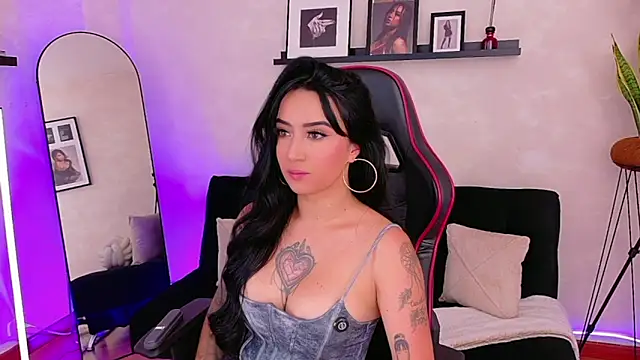 Snapshot of EmmyEvans1 chatting on 7, 4, 2026 EmmyEvans1 online show from 7, 4, 2026